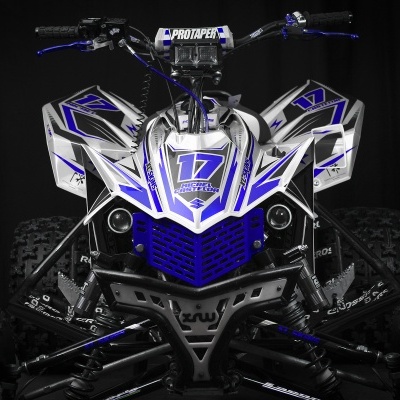 Quadriciclo desportivo azul, branco e preto num fundo preto