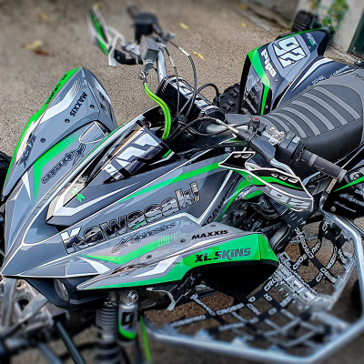 Quadriciclo cinza e verde com detalhes pretos e números 92