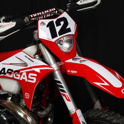 Motocross vermelha e branca GASGAS com número 12 em fundo preto