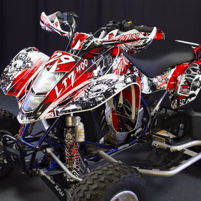 Quad Suzuki LTZ 400 vermelho, preto e branco com ilustrações e pneus largos
