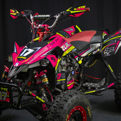 Quad Suzuki R450 rosa, amarelo e preto com pneus off-road e assento vermelho e preto