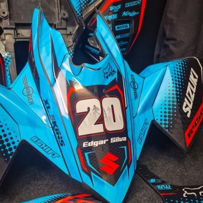 Peças de carenagem de moto azul, preto e vermelho com números e marcas