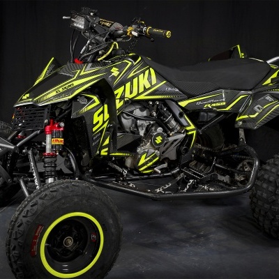 Quad Suzuki preto com detalhes amarelo-neon e suspensão vermelha