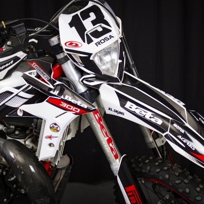 Moto de motocross Beta preta, branca e vermelha com número 12