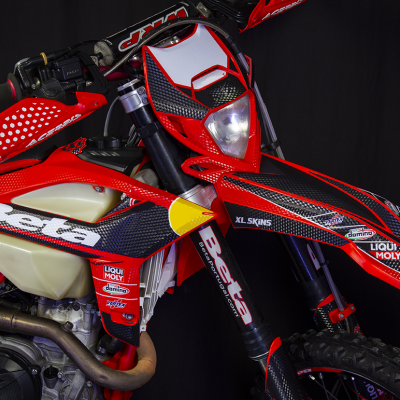 Motocross vermelho com detalhes em preto e amarelo, com adesivos Beta e LIQUI MOLY
