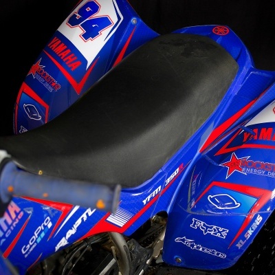 Quadro azul com selim preto com autocolantes YAMAHA e número 94