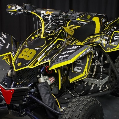 Quad amarelo e preto com número 89 e autocolantes em fundo negro