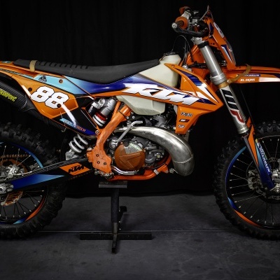 Motocross KTM laranja com número 88 e pneus off-road