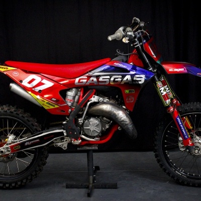 Motocross GasGas vermelha e azul com número 07
