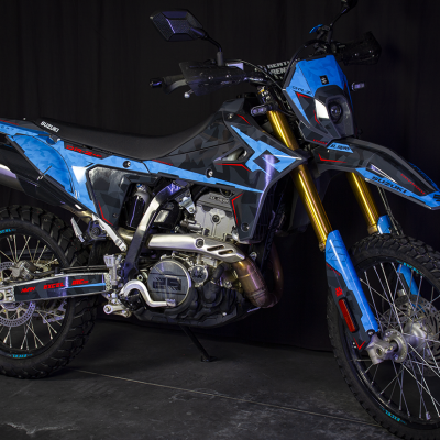 Motocicleta Suzuki DRZ 400 azul e preta em estúdio