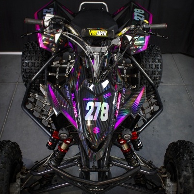 Veículo quad preto com detalhes roxos e azuis e placa 278
