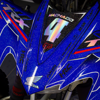 Parte frontal azul de motociclo com brilho glitter e textos holográficos MACHADO 47.