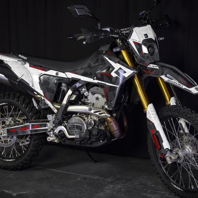 Motocross Suzuki DR-Z branco, cinzento e preto com detalhes em vermelho e dourado sobre fundo preto
