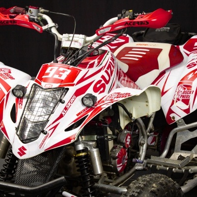 Quad Suzuki vermelho e branco com números 93 e 43 e proteções metálicas