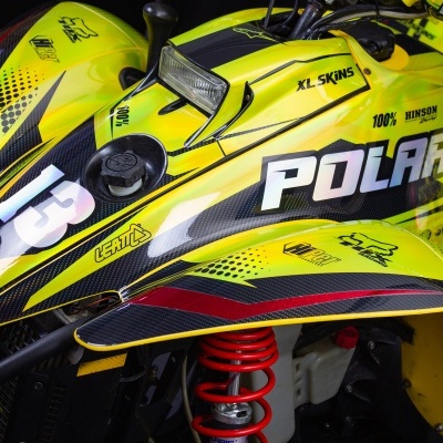 Veículo off-road Polaris amarelo e preto com número 13 e logótipos
