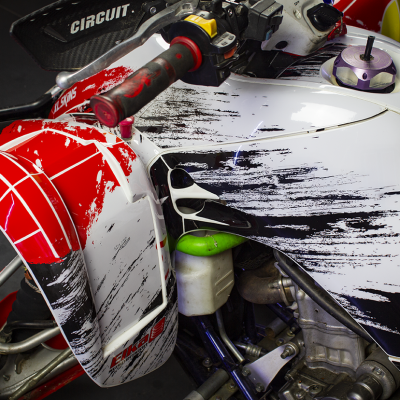 Quad branco, vermelho e preto com detalhes e texto visíveis