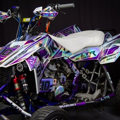 Quadro Suzuki LTR 450 branco e violeta, banco branco e pneus pretos