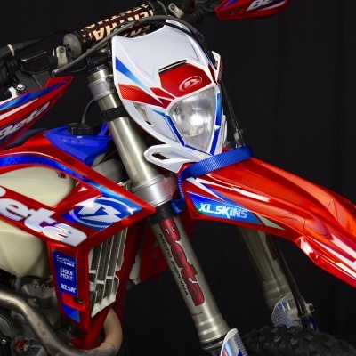 Moto de motocross vermelha, azul e branca com número 17 e logótipos Beta e XL SKINS