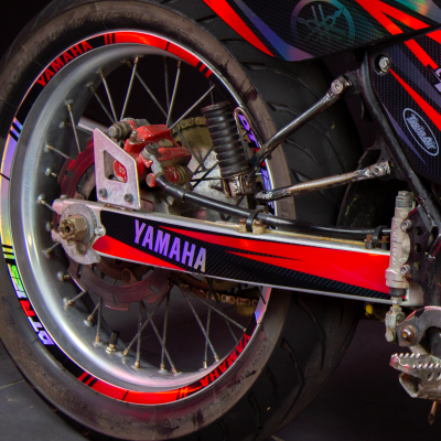 Roda traseira da motocicleta Yamaha com aro prateado e detalhes vermelhos