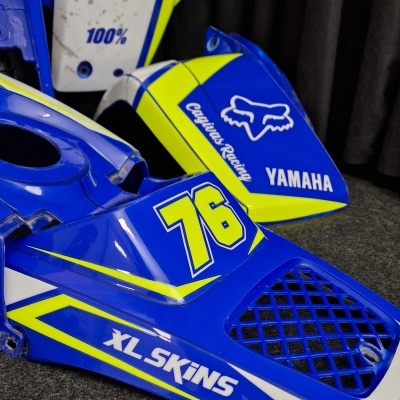 Carenagem azul, amarela e branca para moto com logos e números