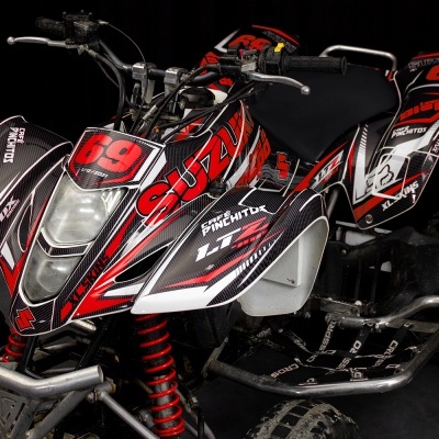 Quadriciclo Suzuki preto, vermelho e branco com número 69 e design gráfico