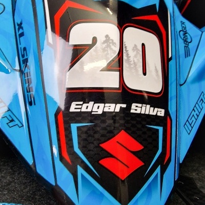 Capacete azul com número 20, nome Edgar Silva e logos Fox Racing e Suzuki