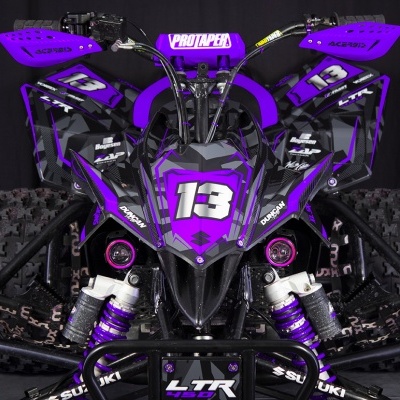 Quadriciclo Suzuki LTR 450 preto e roxo com número 13 e guarda-mãos Acerbis roxos