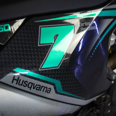 Placa lateral motorizada Husqvarna com número 7 e texto FE350