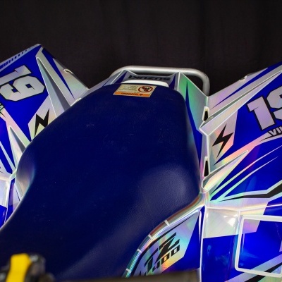 Peças plásticas azuis e brancas com o número 19 e a palavra VULCANICA em veículo todoterreno