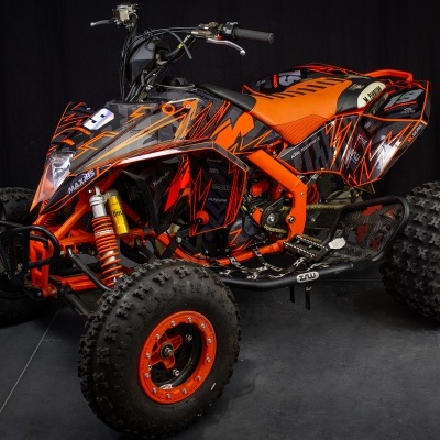Quadriciclo laranja com detalhes em preto e pneus robustos