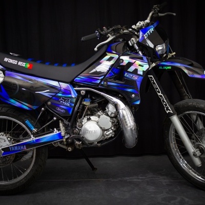 Motociclo Yamaha DT-R azul e preta com rodas de raios.