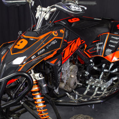 Quad de corrida preto e laranja com número 9 e logos de marcas