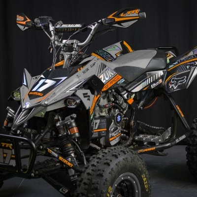 Quad Suzuki cinza, preto e laranja com número 17 e placas LTR