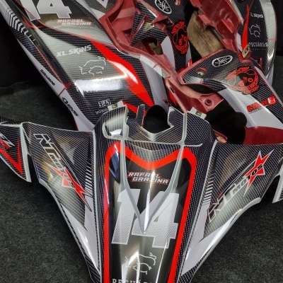Carenagens de mota Yamaha com design em preto, vermelho e cinza com números 14 e logos visíveis