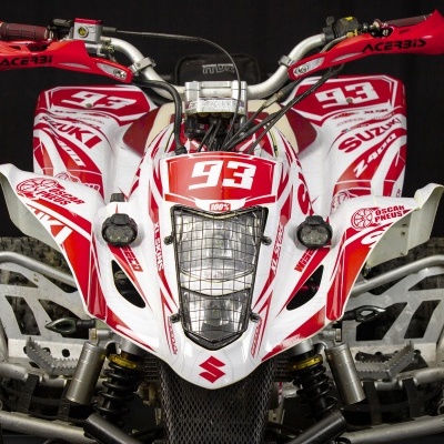 Quadriciclo Suzuki vermelho e branco com número 93 e proteções de mão vermelhas