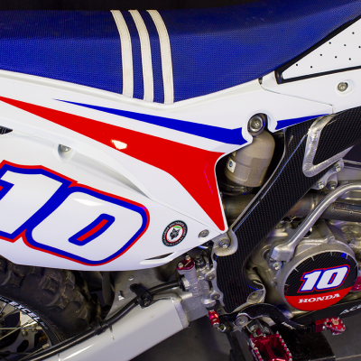 Motocross Honda branca e azul com número 10 e detalhes em vermelho