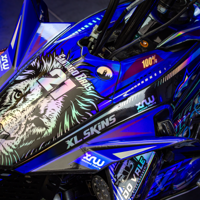 mota desportiva azul com gráfico de leão e número 21 na carenagem