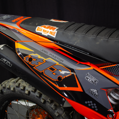 Parte traseira de mota KTM com assento preto e gráficos personalizados