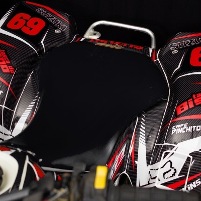 Peças de plástico para karting preto, vermelho e branco com textos e estampados