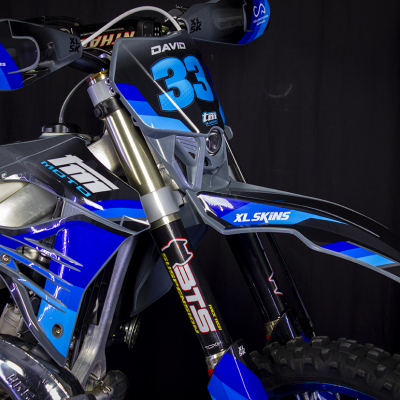 Motocross azul e preto com números 33 e vários logótipos