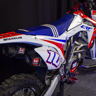 Motocross Honda CRF 250 branco, vermelho e azul com pneus Michelin e escapes Yoshimura