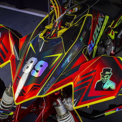 Quadro todo-o-terreno colorido com adesivos gráficos e números