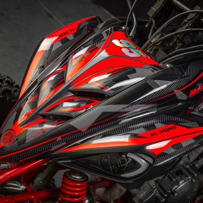 Veículo todo-o-terreno vermelho e preto com texto XL 600S e grafismos geométricos