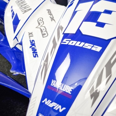 Estrutura plástica azul e branca decorada com textos e número 13