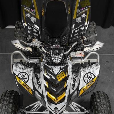 Quad Yamaha 660R preto, branco e amarelo com número 88 em ambiente interior
