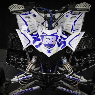 Quad de corrida branco e azul visto de frente com número 68