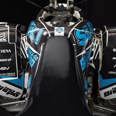 Moto de competição preta, branca e azul com logos e texto nas laterais