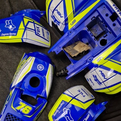 Carenagens azuis e amarelas para mota Yamaha com número 76 e logótipos