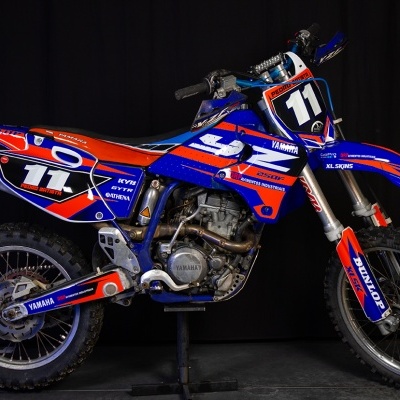 Motocross Yamaha YZ 250F com decoração azul, vermelho, branco e preto e número 11