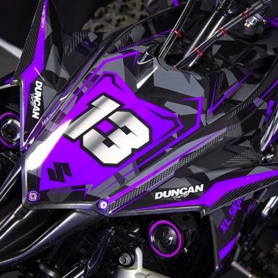 Quad desportivo preto e roxo com número 13 e texto DUNCAN Racing